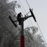 Hasičští lezci ze tří okresů cvičně zachraňovali na zasněžené lanovce na Kleť