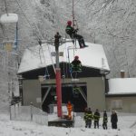 Hasičští lezci ze tří okresů cvičně zachraňovali na zasněžené lanovce na Kleť