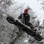 Hasičští lezci ze tří okresů cvičně zachraňovali na zasněžené lanovce na Kleť
