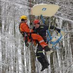 Hasičští lezci ze tří okresů cvičně zachraňovali na zasněžené lanovce na Kleť