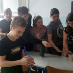 Zmrzlým banánem se dá zatlouct hřebík. Výuka fyziky na Zlaté stezce ožila