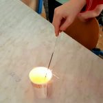 Zmrzlým banánem se dá zatlouct hřebík. Výuka fyziky na Zlaté stezce ožila