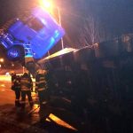 Krkolomné převrácení kamionu. Kabina s řidičem zůstala pět metrů nad zemí
