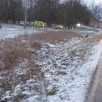 Senior zemřel za volantem a auto se spolujezdkyní vyjelo do pole