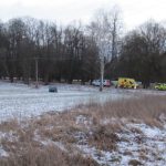 Senior zemřel za volantem a auto se spolujezdkyní vyjelo do pole