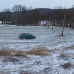 Senior zemřel za volantem a auto se spolujezdkyní vyjelo do pole