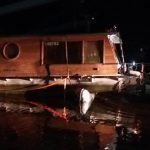 Extrémní zásah hasičů: Dvacet hodin zachraňovali na Orlíku houseboat