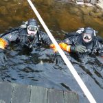 Extrémní zásah hasičů: Dvacet hodin zachraňovali na Orlíku houseboat
