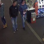 Z prodejny zmizel notebook. Policie potřebuje identifikovat dvojici ze záběru