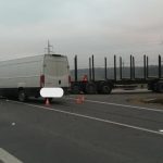 Dodávka narazila zezadu do návěsu. Pro řidiče letěl vrtulník