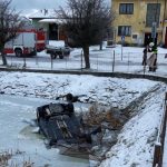 Dvě ženy skončily s autem na střeše v požární nádrži