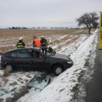 Divoké pondělní ráno hasičů. Vyjížděli k převrácenému sypači i autě v požární nádrži