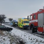 Divoké pondělní ráno hasičů. Vyjížděli k převrácenému sypači i autě v požární nádrži