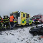 Divoké pondělní ráno hasičů. Vyjížděli k převrácenému sypači i autě v požární nádrži