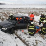 Divoké pondělní ráno hasičů. Vyjížděli k převrácenému sypači i autě v požární nádrži