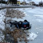 Divoké pondělní ráno hasičů. Vyjížděli k převrácenému sypači i autě v požární nádrži