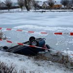Divoké pondělní ráno hasičů. Vyjížděli k převrácenému sypači i autě v požární nádrži