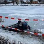 Divoké pondělní ráno hasičů. Vyjížděli k převrácenému sypači i autě v požární nádrži