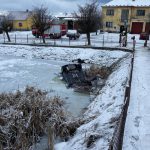 Divoké pondělní ráno hasičů. Vyjížděli k převrácenému sypači i autě v požární nádrži