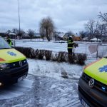 Divoké pondělní ráno hasičů. Vyjížděli k převrácenému sypači i autě v požární nádrži