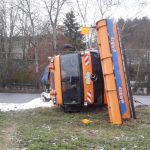 Divoké pondělní ráno hasičů. Vyjížděli k převrácenému sypači i autě v požární nádrži