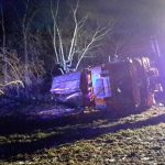 Divoké pondělní ráno hasičů. Vyjížděli k převrácenému sypači i autě v požární nádrži