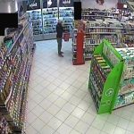 Ukradl parfémy za více než 5 000. Poznáte ho na fotografii?