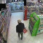 Ukradl parfémy za více než 5 000. Poznáte ho na fotografii?