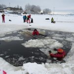 U Dolní Vltavice se studenti učí přežít v ledu