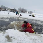 U Dolní Vltavice se studenti učí přežít v ledu