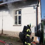 Po požáru v rodinném domě našli hasiči uhořelého člověka