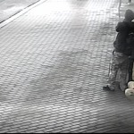 Poznáváte muže na fotografiích? Ozvěte se Policii ČR