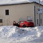 Velmi vážná nehoda s čelním nárazem do domu. Pro řidiče v kritickém stavu letěl vrtulník