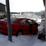 Velmi vážná nehoda s čelním nárazem do domu. Pro řidiče v kritickém stavu letěl vrtulník