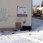 Velmi vážná nehoda s čelním nárazem do domu. Pro řidiče v kritickém stavu letěl vrtulník