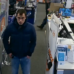 Poznáte muže na fotografiích? Policie s nimi potřebuje mluvit