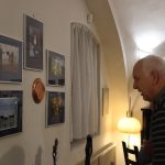 Od koláže po sochu: Písečtí umělci vystavují ve Vykulené Sově