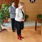 Letošní první jihočeské miminko dostalo od hejtmanky zlatý přívěsek s řetízkem