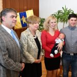 Letošní první jihočeské miminko dostalo od hejtmanky zlatý přívěsek s řetízkem