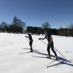 Sluneční brýle, opalovací krémy a krátká trička součástí lyžařské výbavy