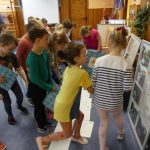 Setkání dětí ze Skalky se seniorkou a nad sociálními službami