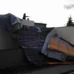 Hasiči posílili služby. Odklízejí spadlé stromy, ve Srubci strhl vítr střechu