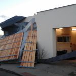 Hasiči posílili služby. Odklízejí spadlé stromy, ve Srubci strhl vítr střechu