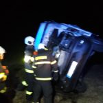 Na Hluboké spadl strom na dům, u Kunžaku poryv větru převrátil dodávku