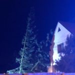 Na Hluboké spadl strom na dům, u Kunžaku poryv větru převrátil dodávku