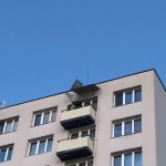 Na Hluboké spadl strom na dům, u Kunžaku poryv větru převrátil dodávku