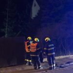Na Hluboké spadl strom na dům, u Kunžaku poryv větru převrátil dodávku
