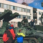 Česko si připomíná 20 let v NATO. Strakoničtí vojáci výročí oslavili se studenty a žáky