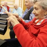 Seniorům u Mistra Křišťana v Prachaticích pomáhala muzikoterapie