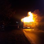 Auto odtahové služby převážející traktor lehlo popelem